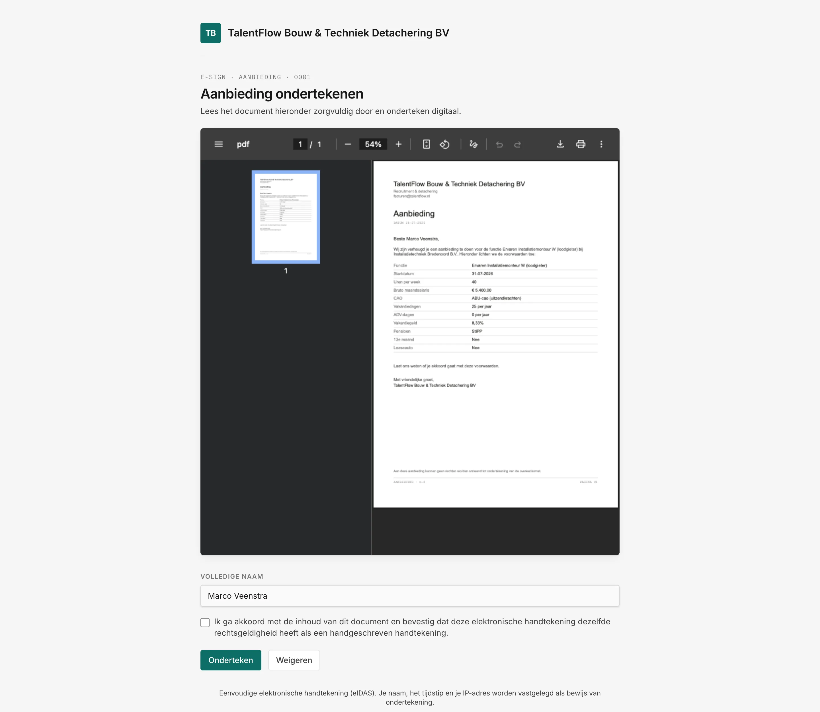 Close-up van digitaal ondertekenen: de kandidaat leest het document en ondertekent met een eIDAS-handtekening